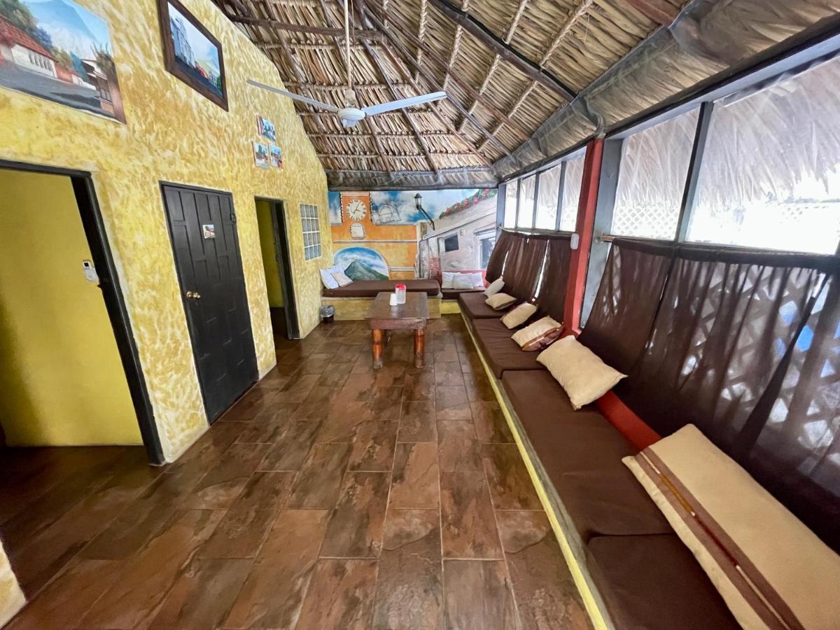 Johnnys Place Hotel Монтеррико Экстерьер фото