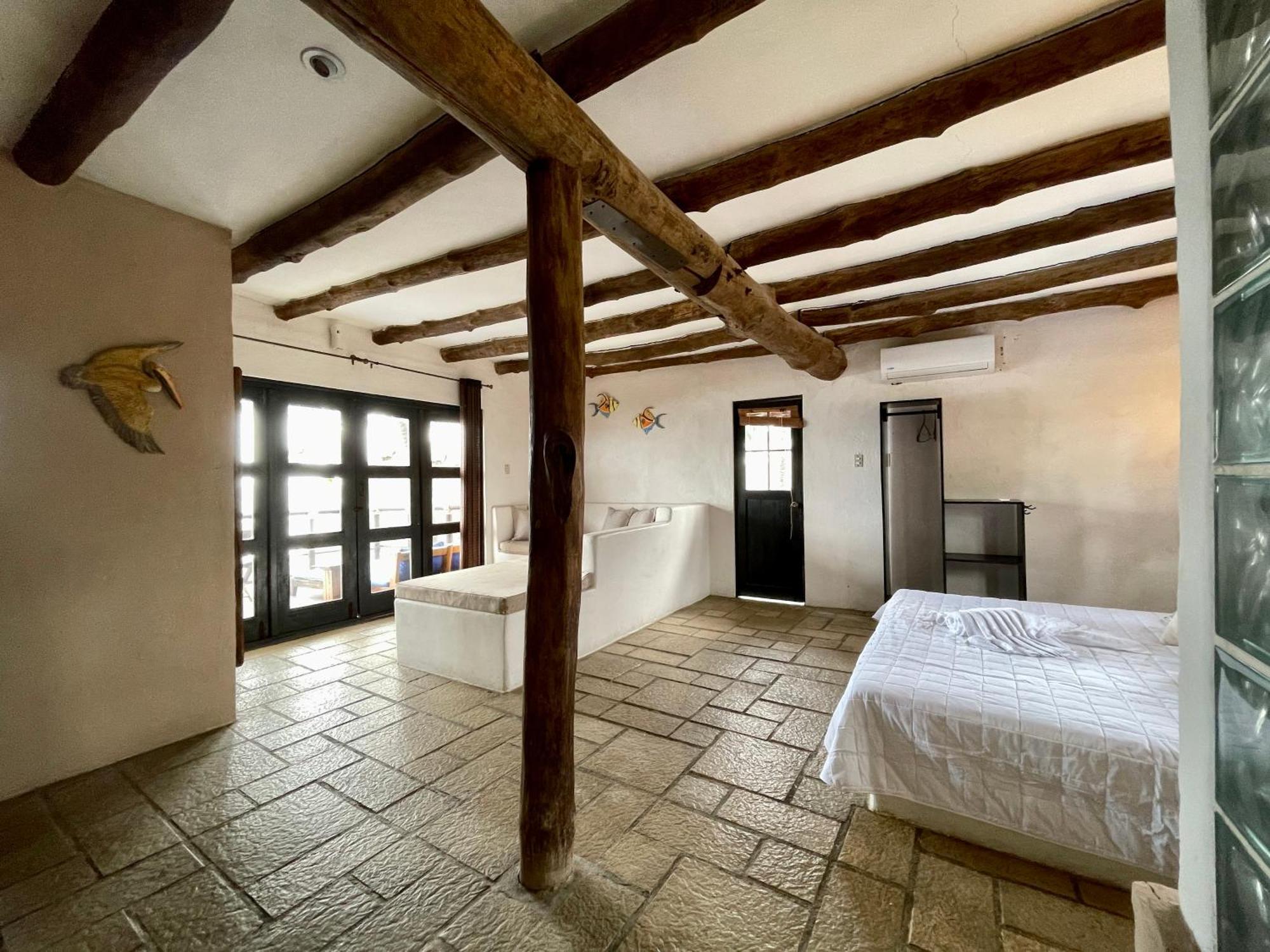 Johnnys Place Hotel Монтеррико Экстерьер фото